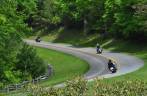 Muitos motociclistas na Blue Ridge Parkway, na Carolina do Norte - Estados Unidos